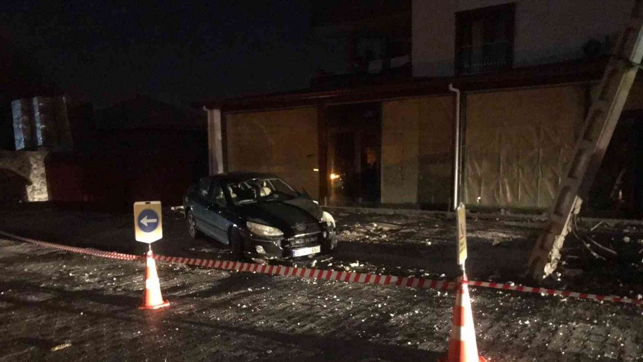 Osmaniye’de otomobil önce elektrik direğine, ardından iş yerine çarptı: 2 yaralı