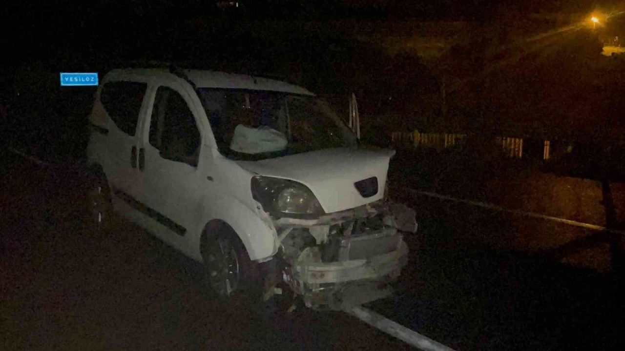 Otomobille hafif ticari araç çarpıştı: 1 ölü