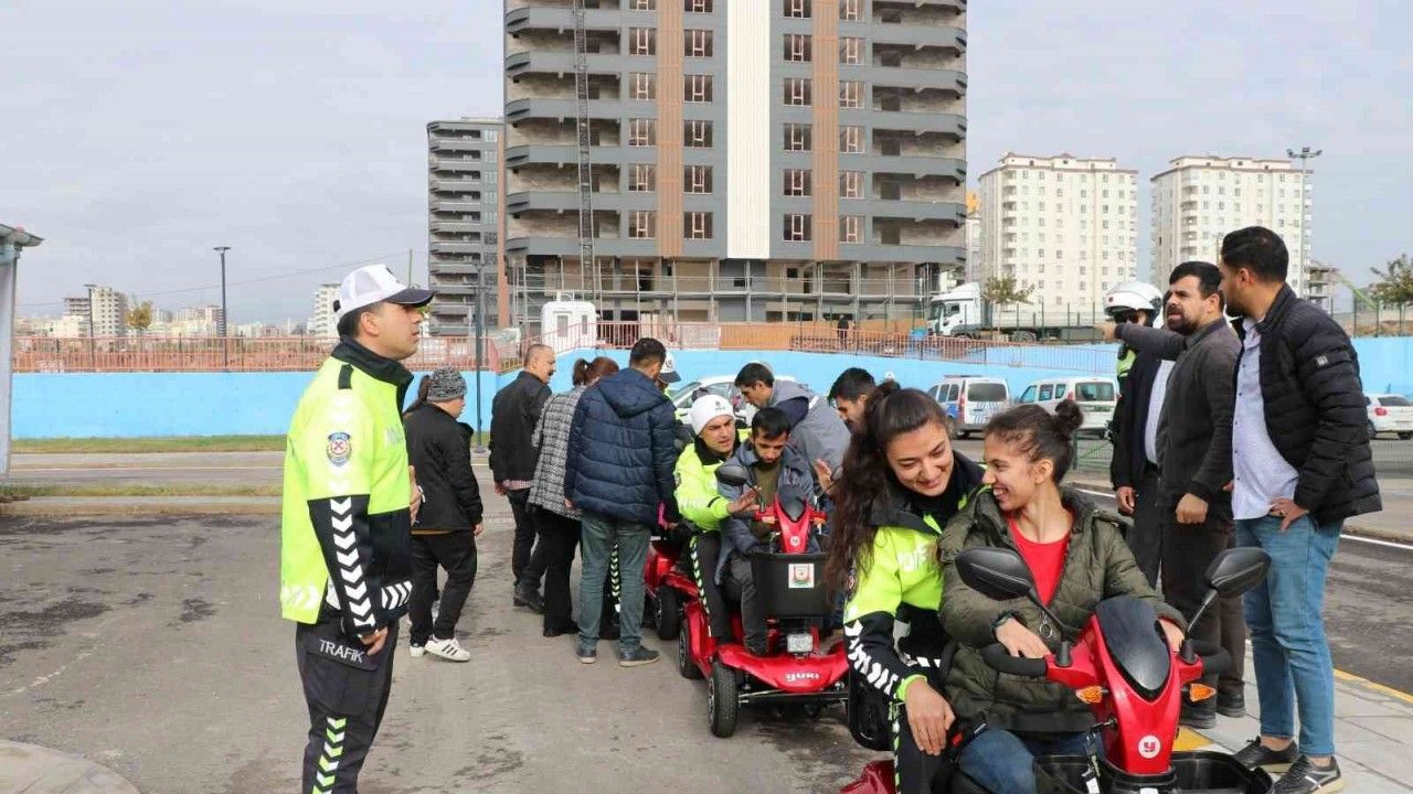 Şanlıurfa’da engelli çocuklar polis eşliğinde araç sürdü