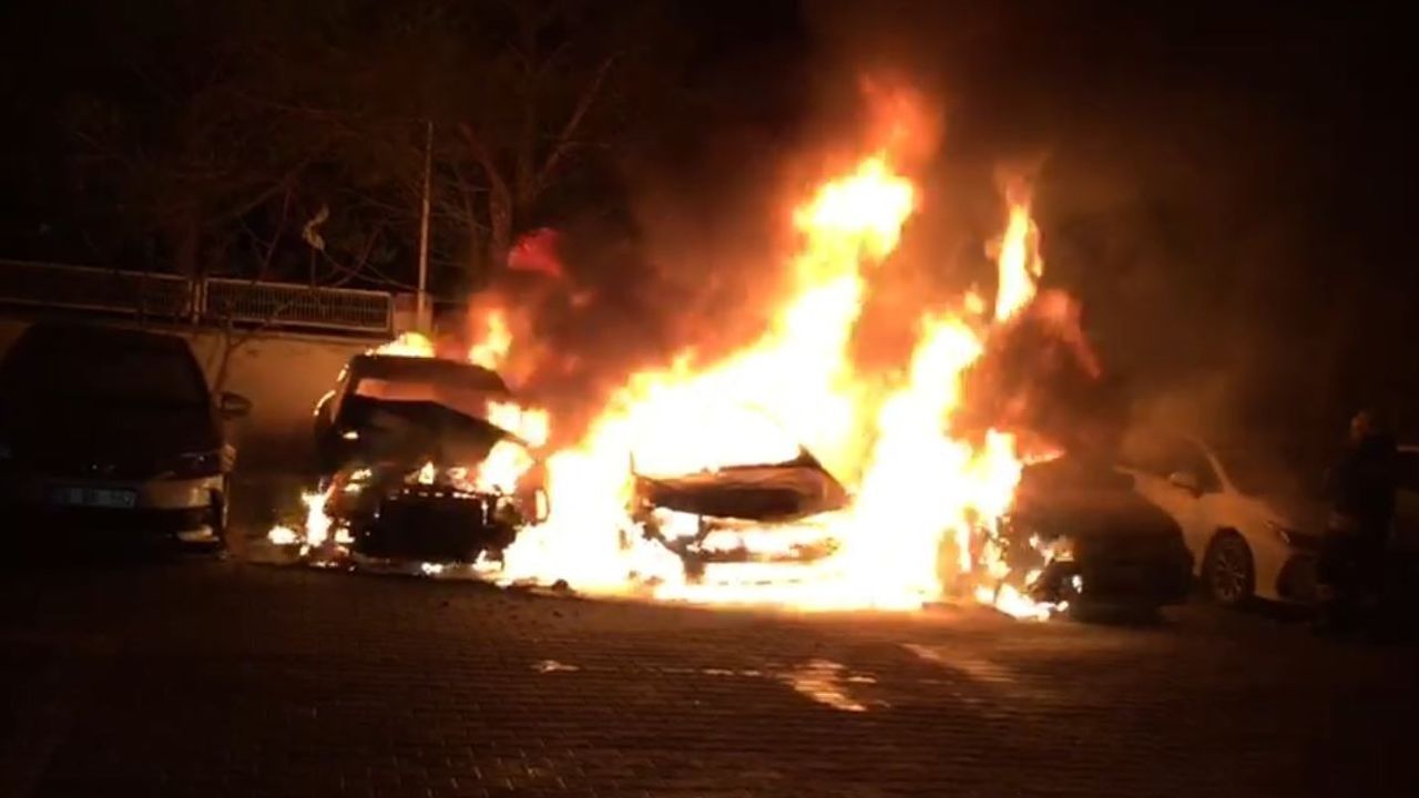 Servis otoparkında arızalı 5 araç alev alev yandı