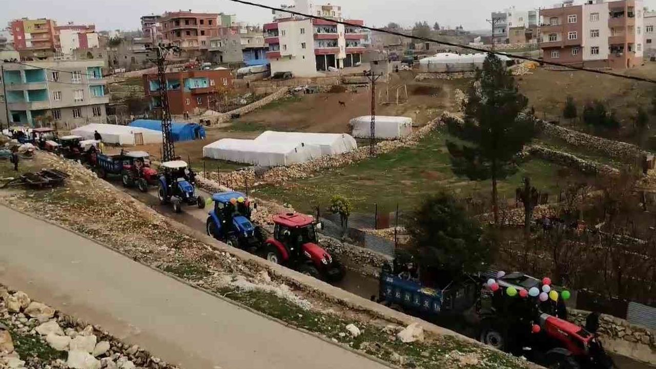 Siirt’te 20 traktörle düğün konvoyu yaptılar