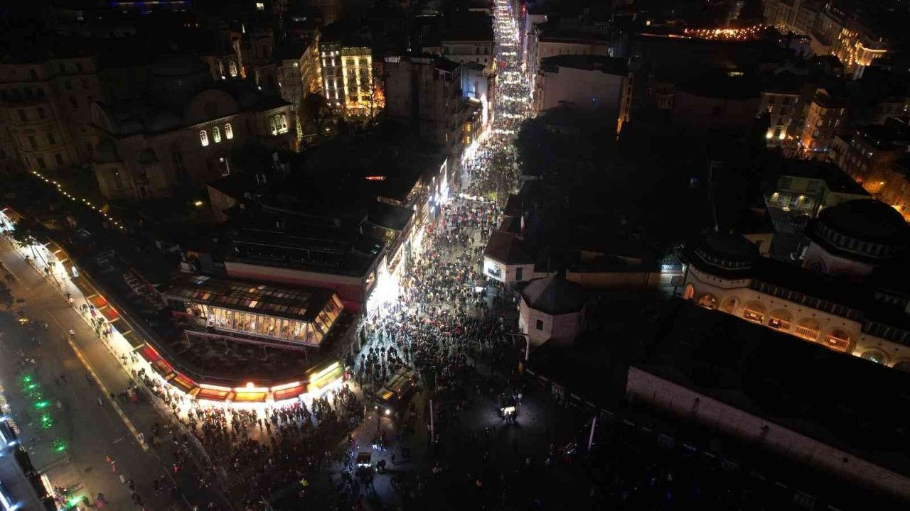 Taksim Meydanı’nda yılbaşı yoğunluğu havadan görüntülendi
