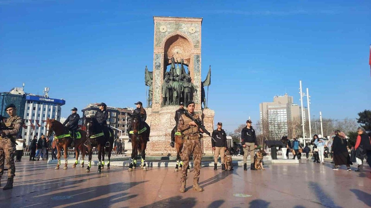 Taksim’de yılbaşı öncesi devriye gezen atlı polislere büyük ilgi