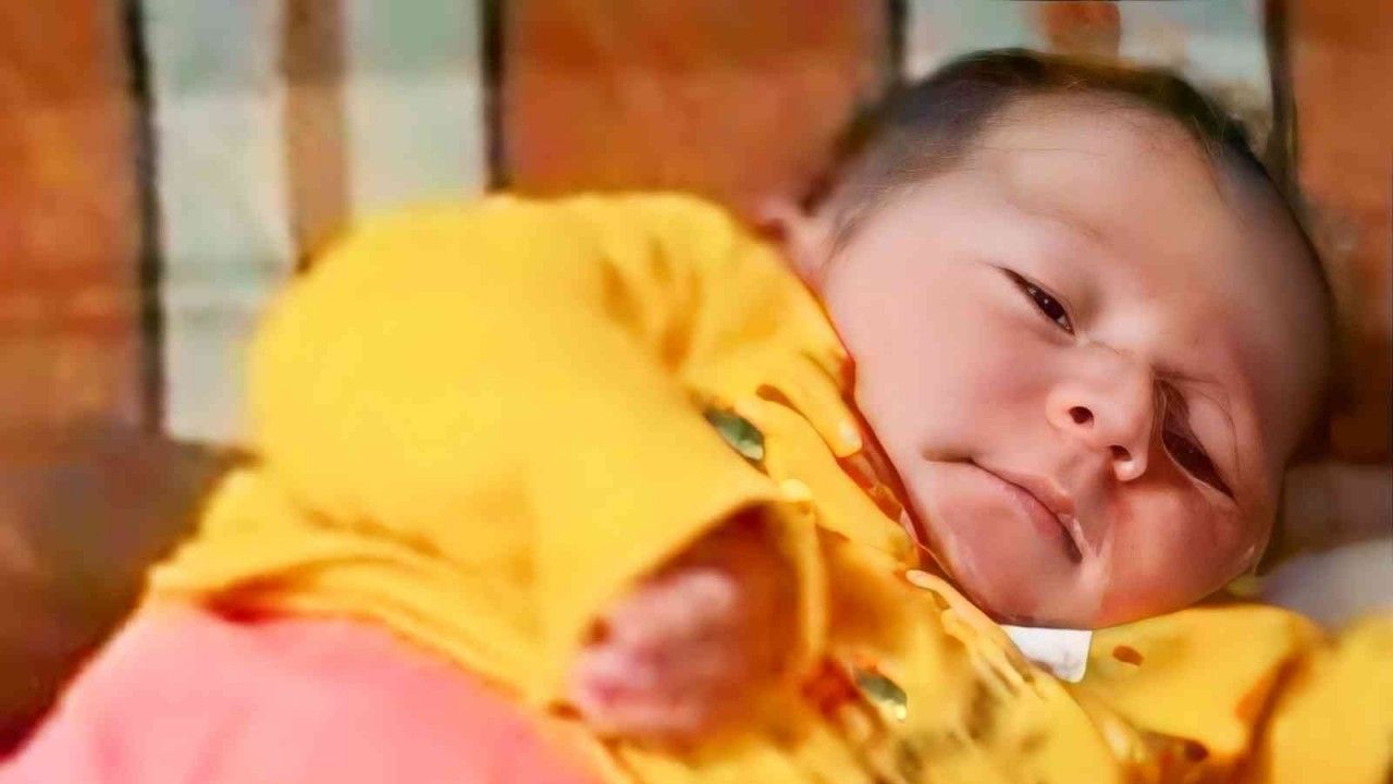 Üzerine çaydanlık devrilen bebek hayatını kaybetti