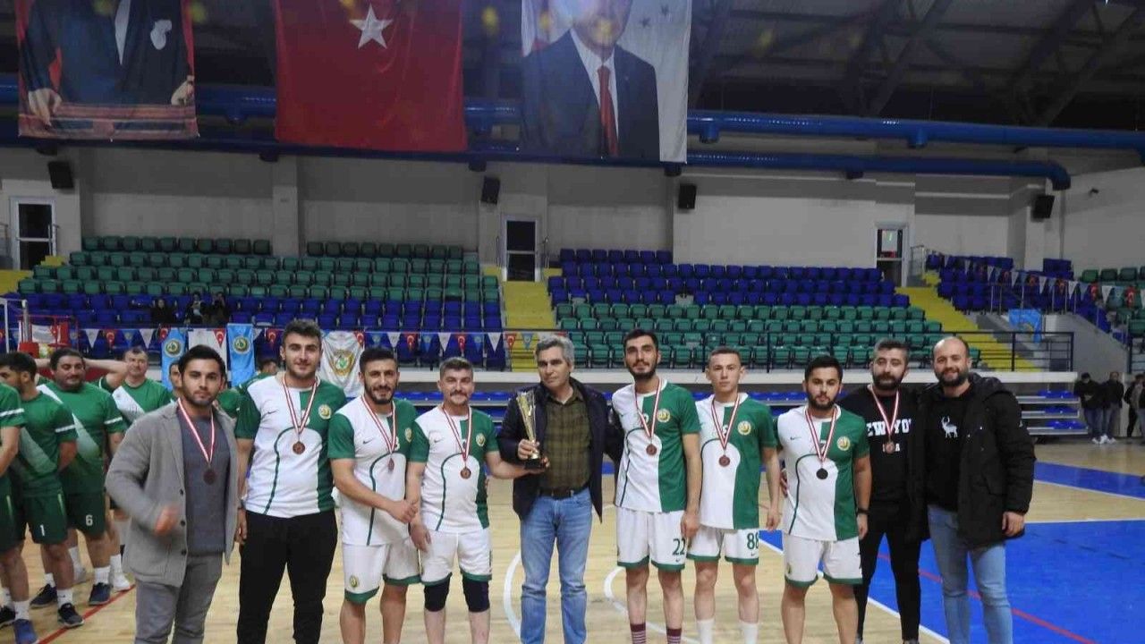 Voleybol turnuvasında şampiyon Gediz Ardıç Ormanspor