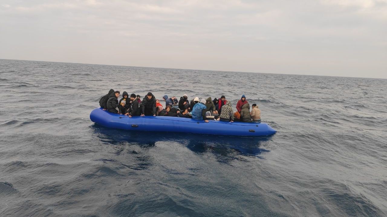 Yunan unsurları tarafından ölüme terk edilen 118 kaçak göçmen Sahil Güvenlik ekiplerince kurtarıldı