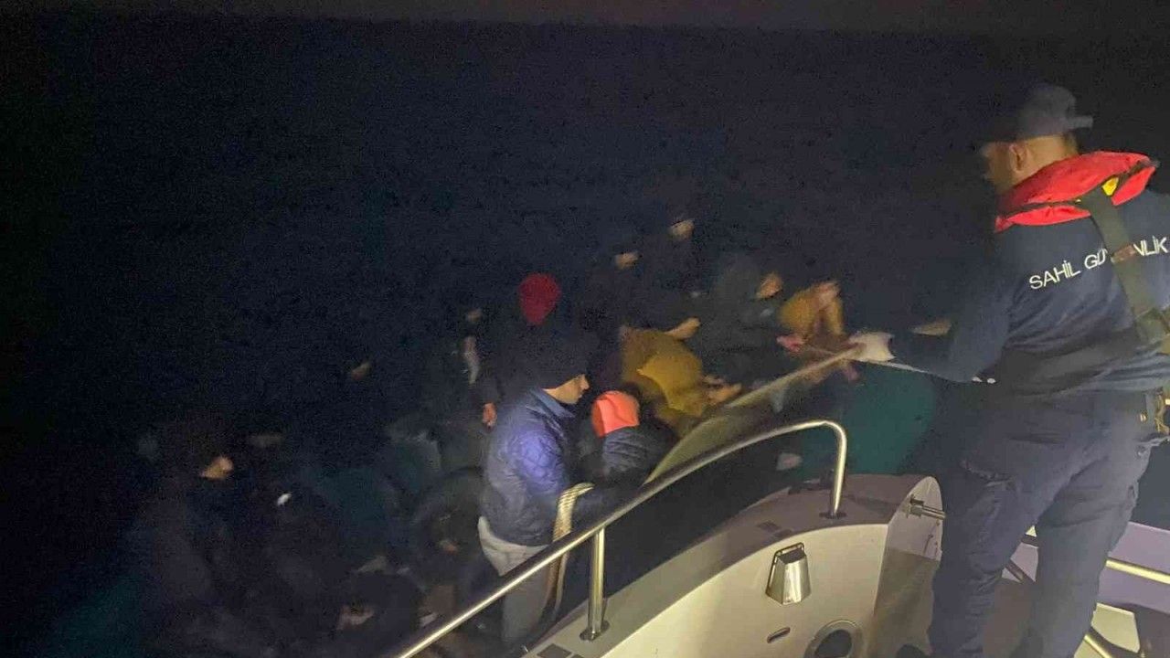 Yunanistan unsurlarının ittiği düzensiz göçmenleri Sahil Güvenlik kurtardı