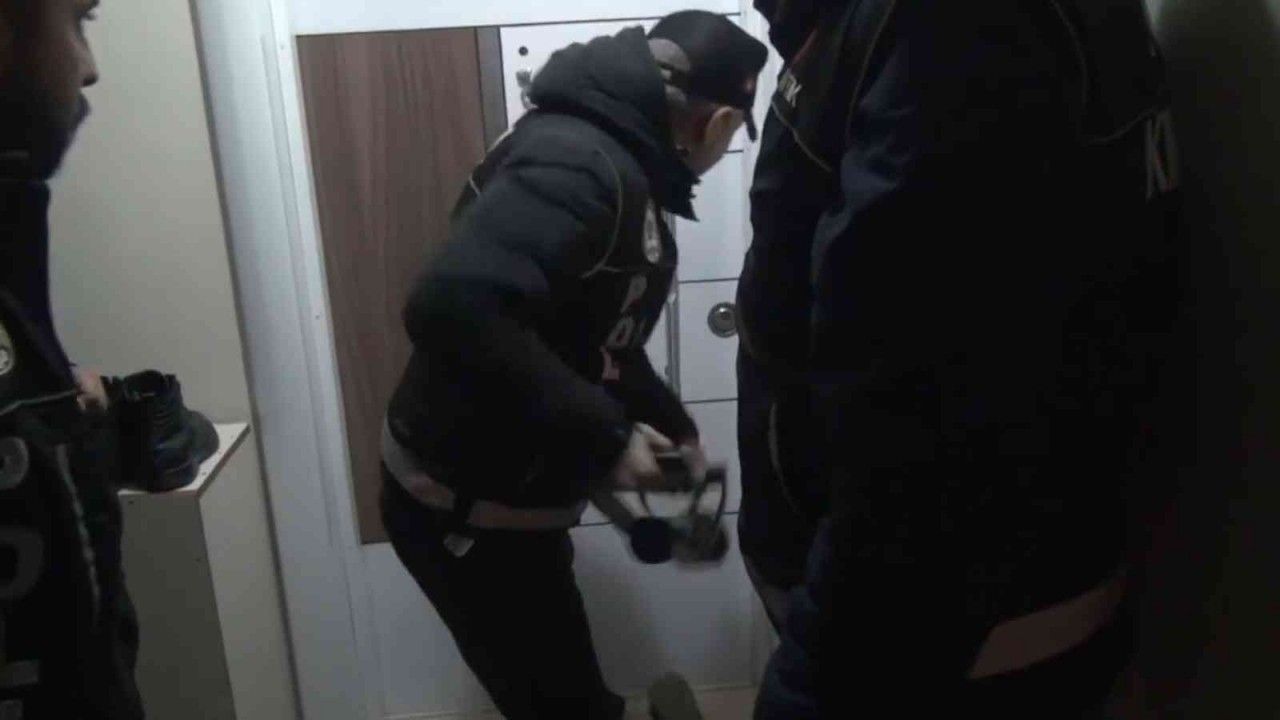 Zehir tacirlerine koçbaşıyla gece operasyonu: Tuvaletten uyuşturucu çıktı