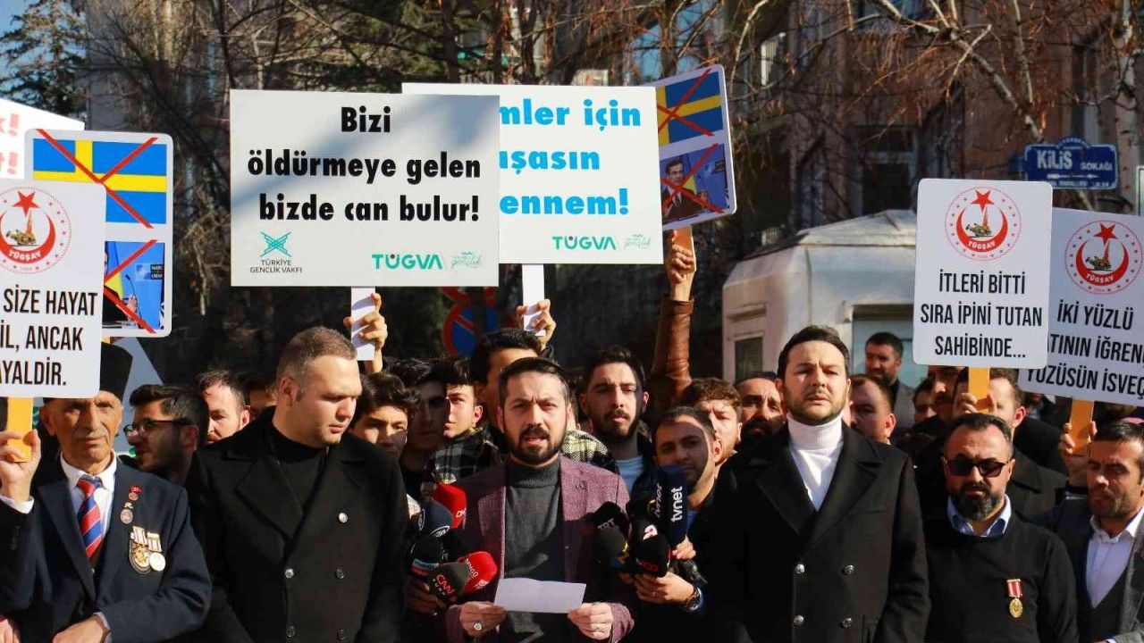 AK Parti Gençlik Kolları ve TÜGVA’dan İsveç Büyükelçiliği önünde protesto