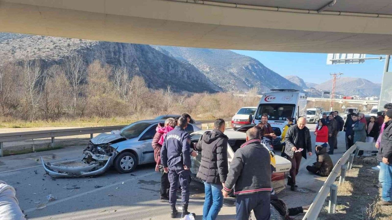 Amasya’da iki otomobil çarpıştı: 5 yaralı