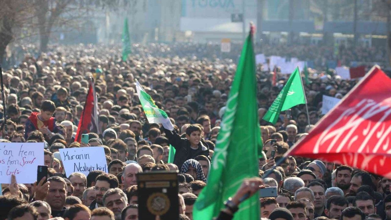 Batman’da binlerce kişi İsveç’te Kur’an-ı Kerim’in yakılmasını protesto etti