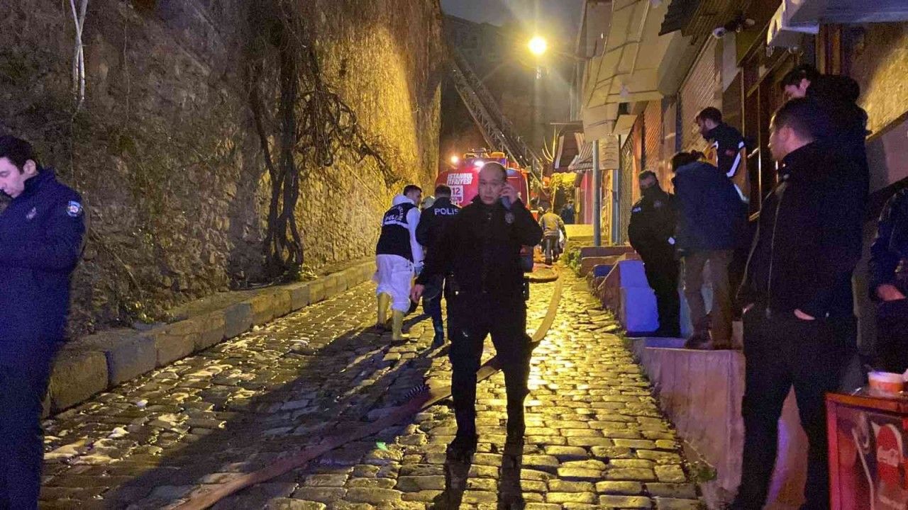 Beyoğlu’nda Ermeni Kilisesi’ndeki yangın söndürüldü: 1 ölü, 2 yaralı