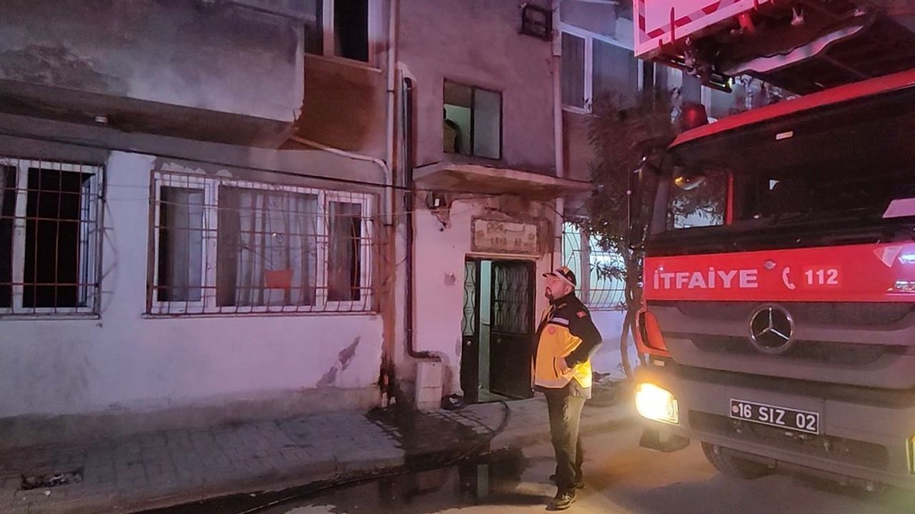 Bursa’da 5 katlı binanın 2. katında doğal gaz patlaması sonucu yangın çıktı