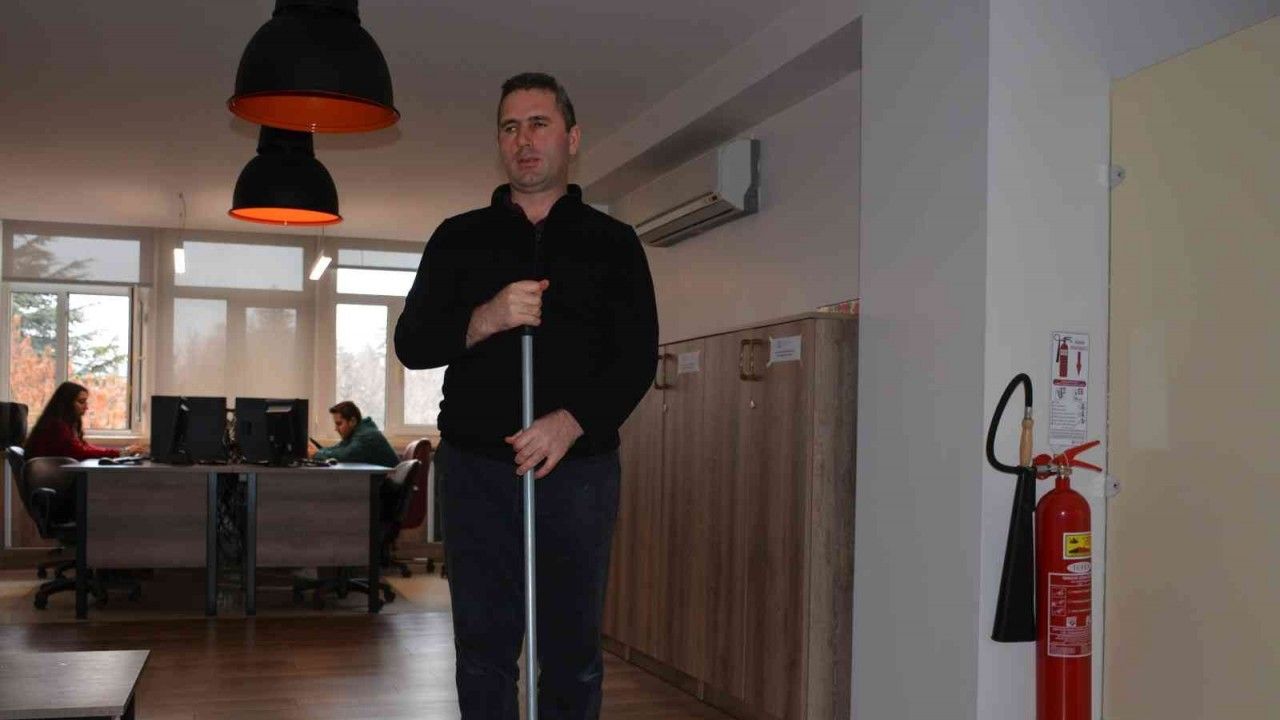 Görme engelli Mehmet Erik yaşadıkları zorlukları anlattı