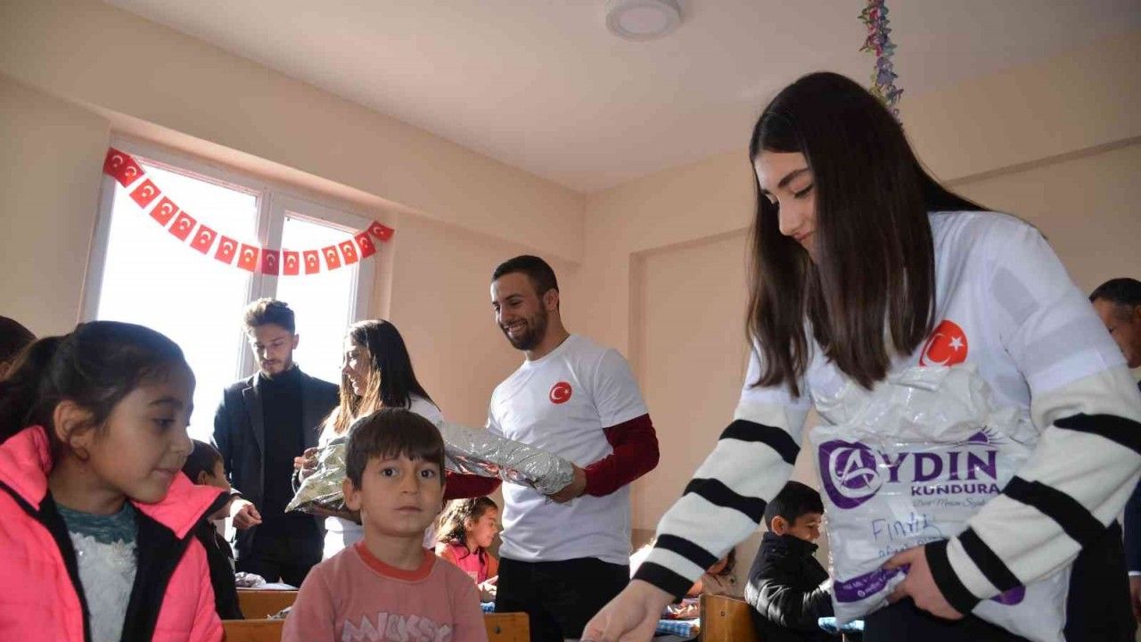 Karadeniz Ereğli Yurt Müdürlüğünden köy çocuklarına karne hediyesi