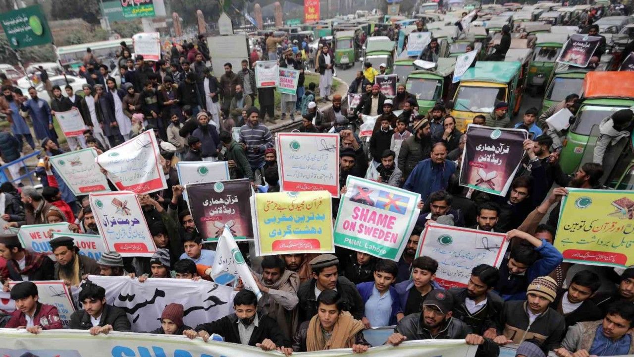 Pakistan’da yüzlerce kişi İsveç’te Kur’an-ı Kerim yakılmasını protesto etti