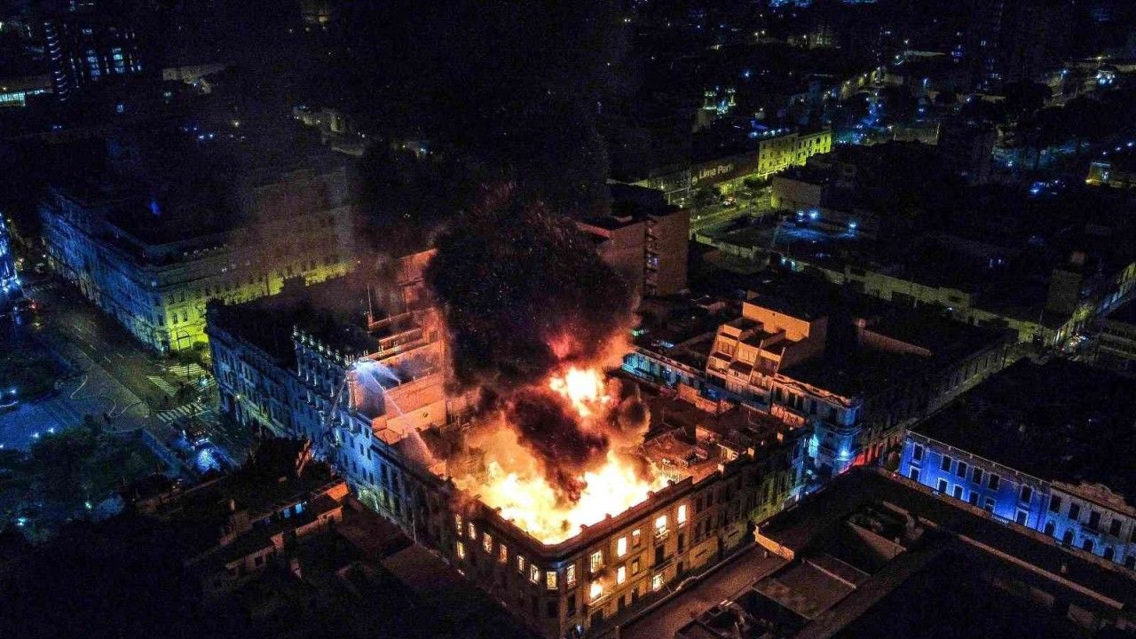 Peru’daki hükümet karşıtı protestolar sırasında tarihi binada yangın