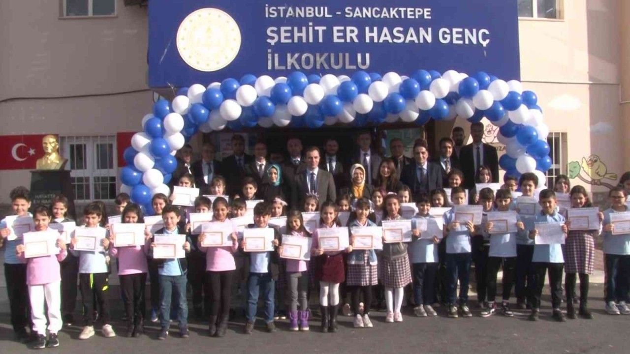 Sancaktepe Belediye Başkanı Döğücü ara tatile giren öğrencilere karne dağıttı