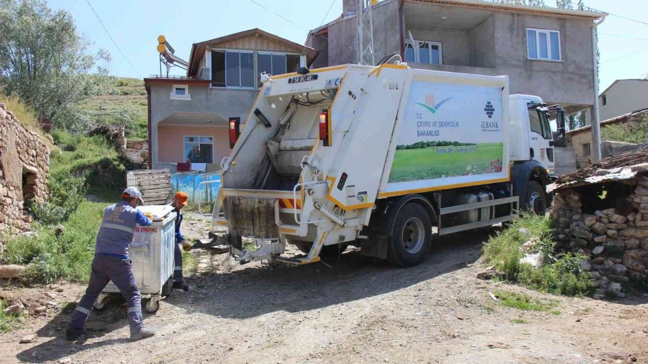 Sivas’ta kırsaldan 32 bin ton çöp toplandı