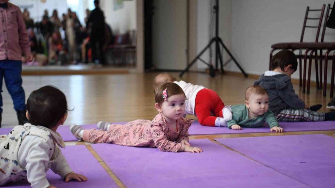 Tuzla’da 12 aylık bebekler emekleme yarışmasında yarıştı, ilk karnelerini aldı