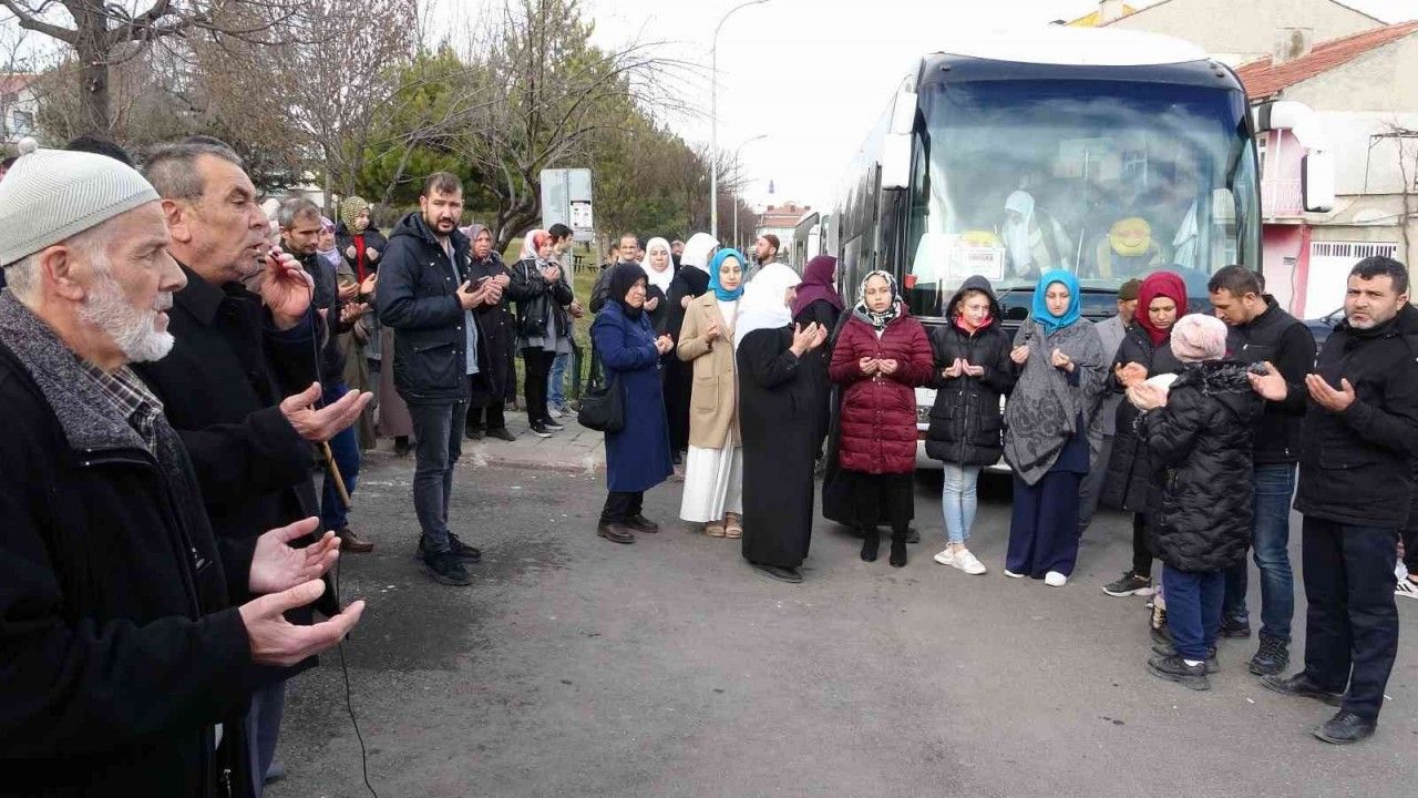 Umre yolcuları dua ve göz yaşlarıyla uğurlandı