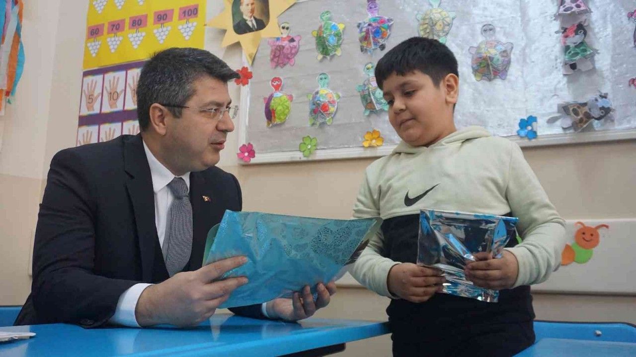 Vali Kırbıyık, ilk defa karne alan birinci sınıf öğrencilerinin heyecanına ortak oldu