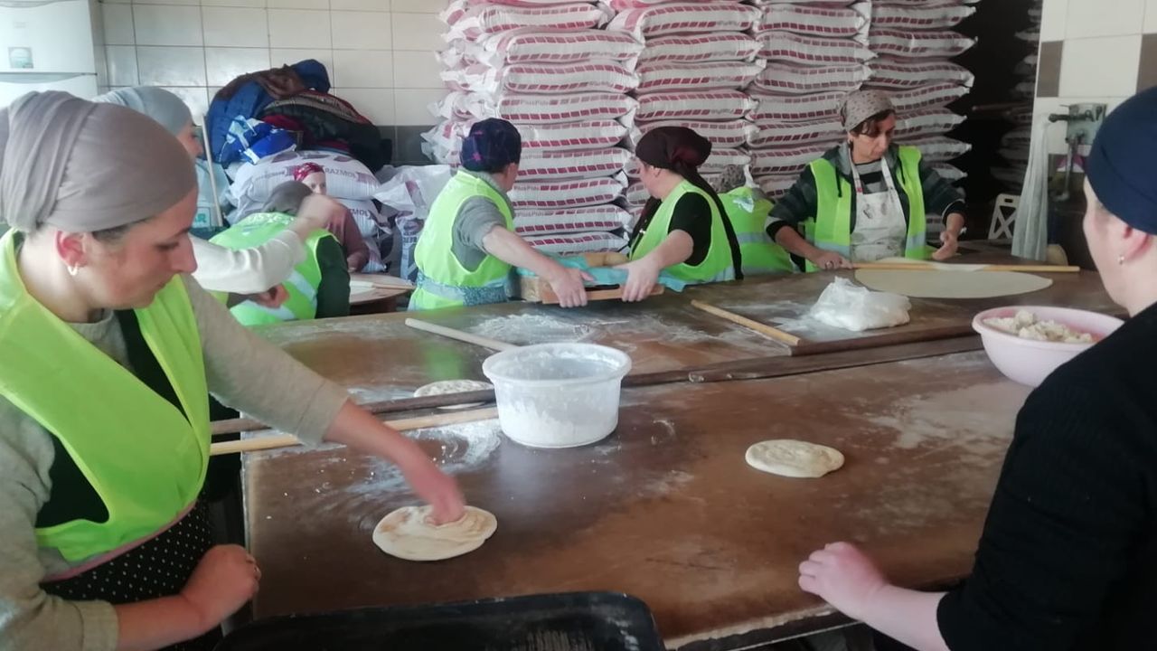 Cimin'de kadınlar pişirdikleri keteleri deprem bölgesine gönderiyor