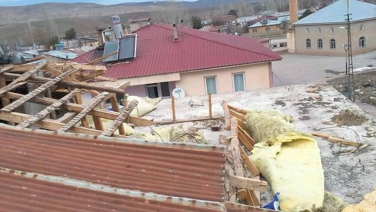 Erzincan’da fırtına sonrası oluşan hortum çatıları uçurdu