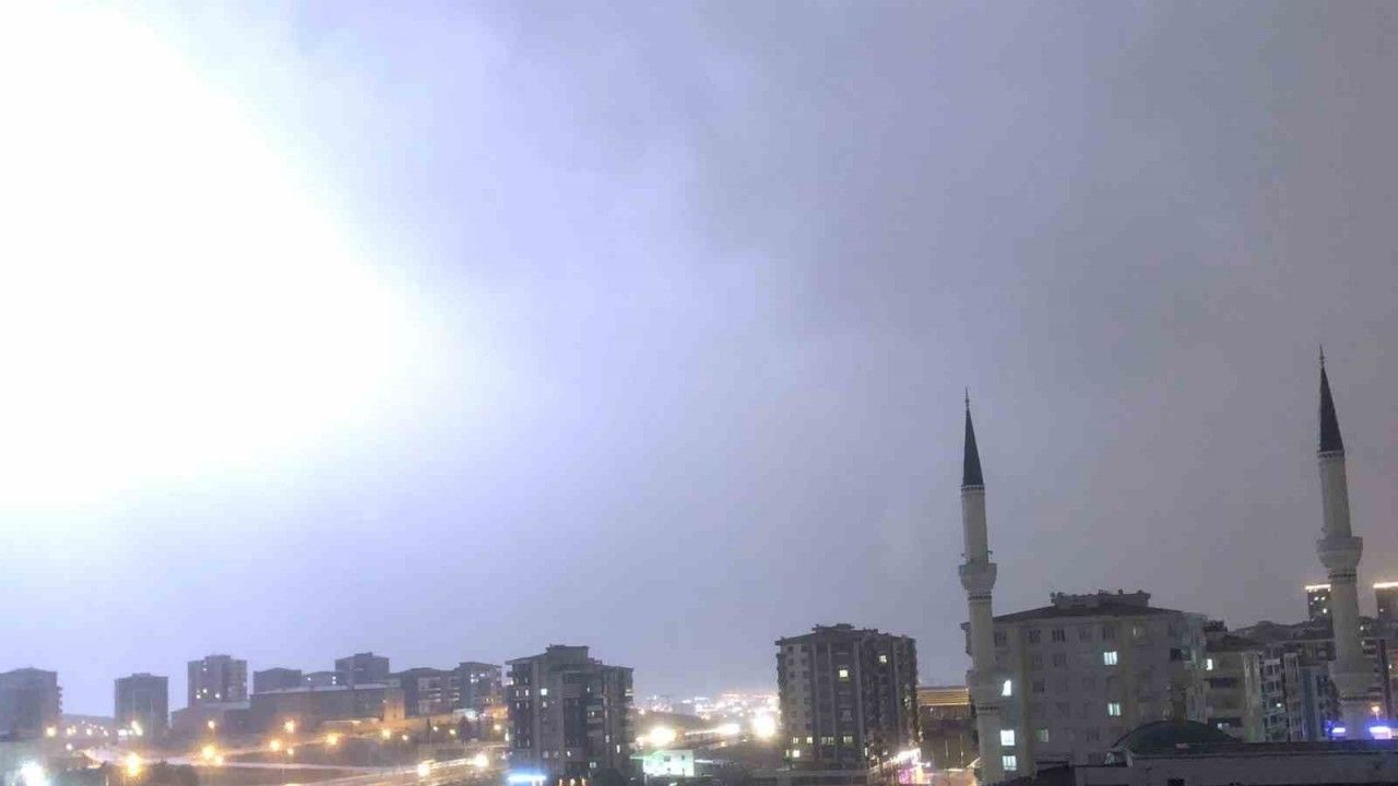 Gaziantep’te şiddetli dolu yağışı kenti beyaza bürüdü