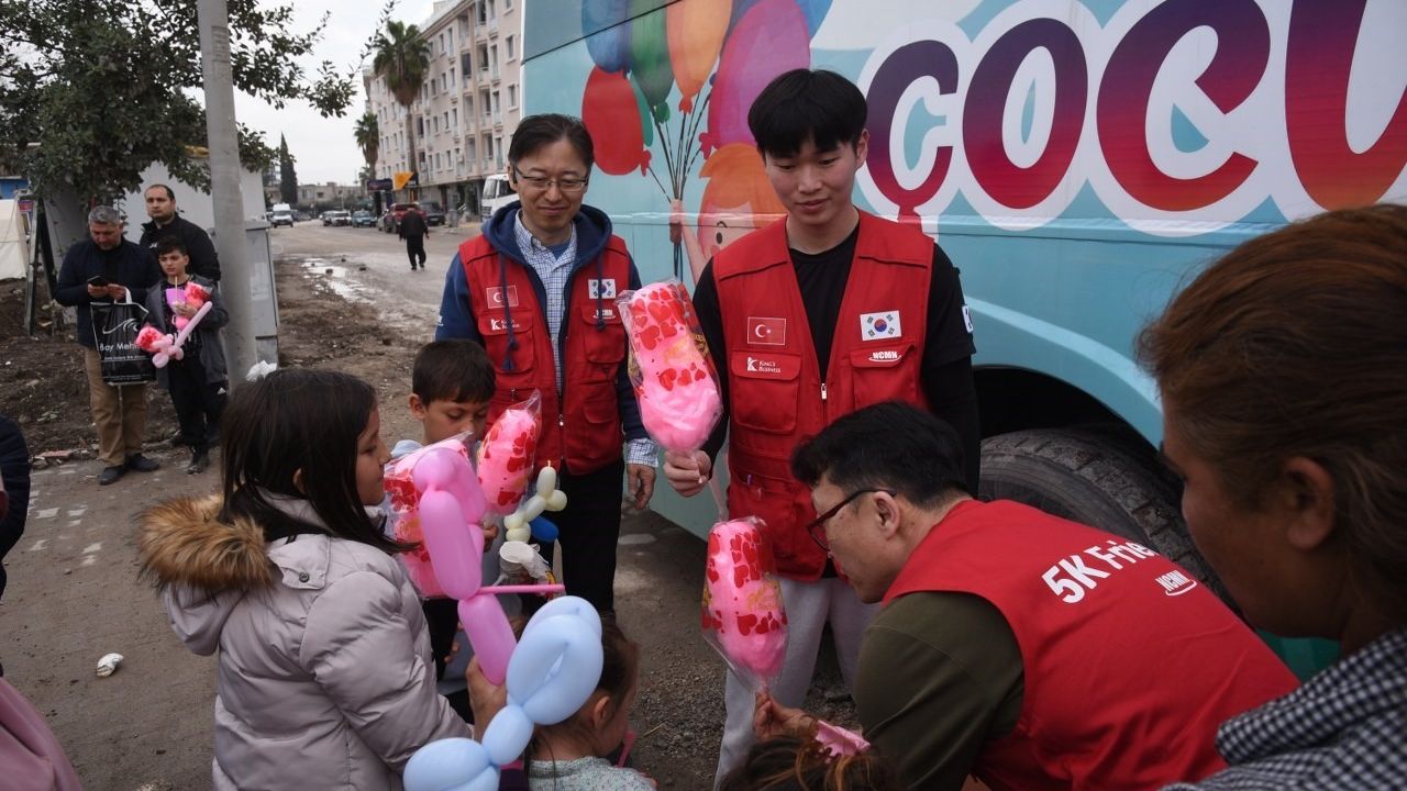 Güney Koreli gönüllüler, çocukları sevindirdi