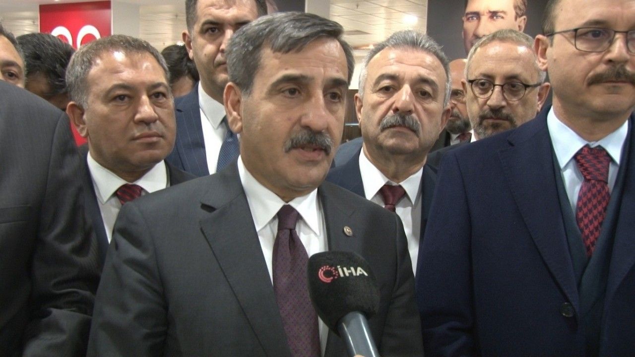 Kamu-Sen Genel Başkanı Önder Kahveci görevinden istifa ederek MHP milletvekili aday adayı oldu