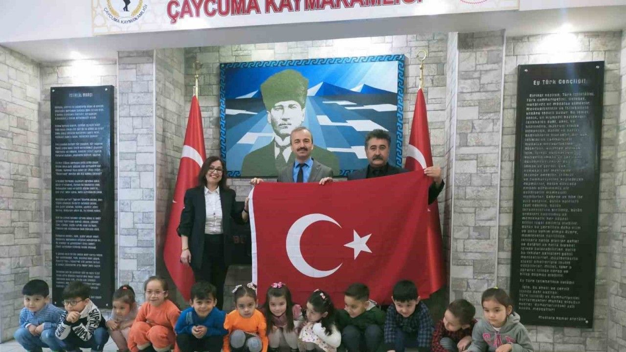 ’Kutsal Emanet’ projesiyle Türk Bayrağını teslim ettiler