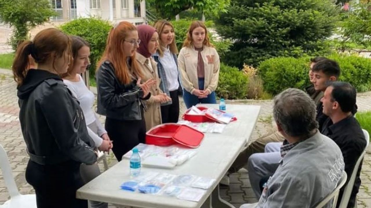 Gediz’de üniversite öğrencilerinden vatandaşa deprem çantası eğitimi