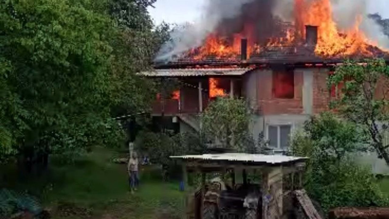 İki katlı ev alev alev yandı
