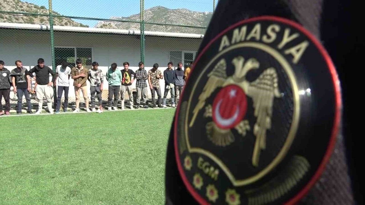 Amasya’da polisin durdurduğu tırdan kaçan düzensiz göçmenler dron desteğiyle yakalandı