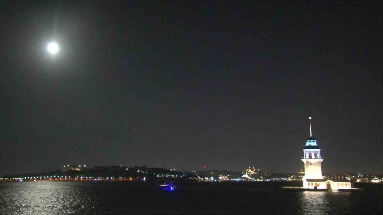 İstanbul’da “Süper Mavi Ay” manzarası hayran bıraktı