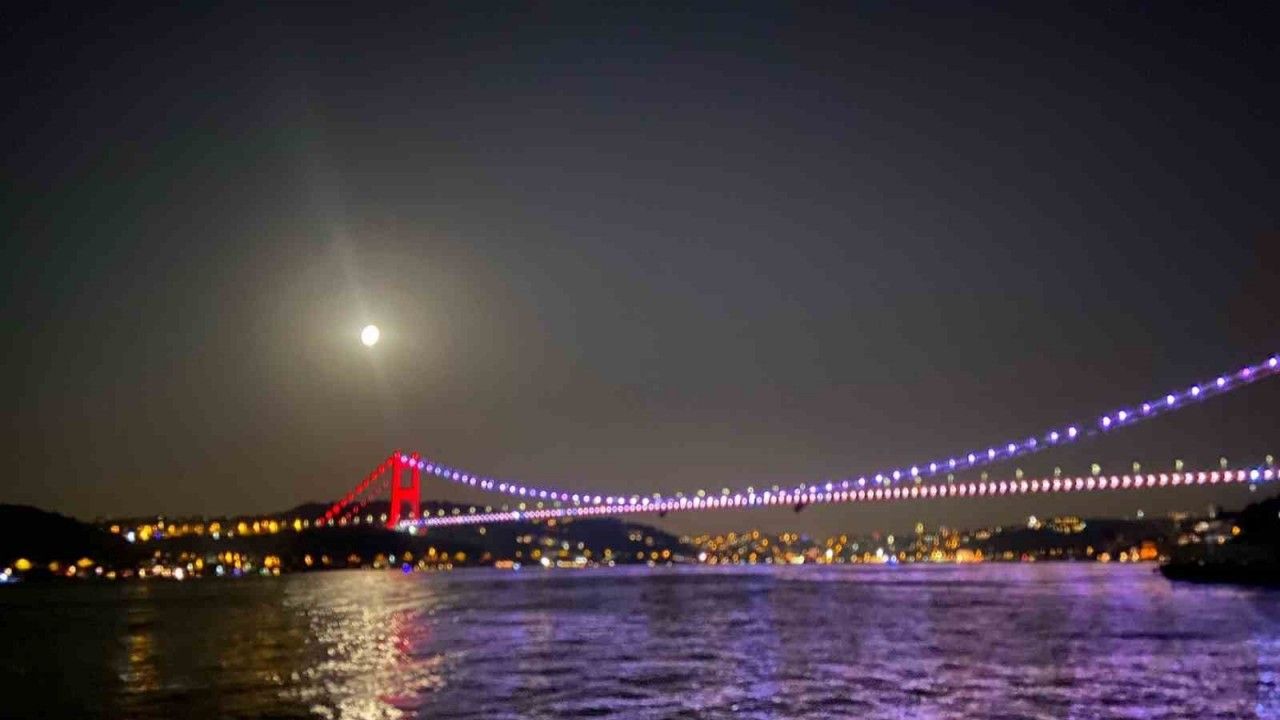 İstanbul’da "Süper Mavi Ay" manzarası mest etti