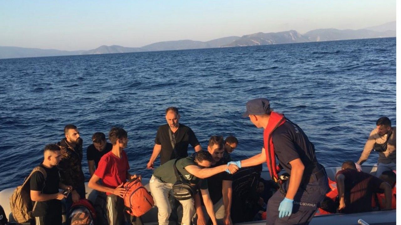 Kuşadası açıklarında 25 düzensiz göçmen kurtarıldı