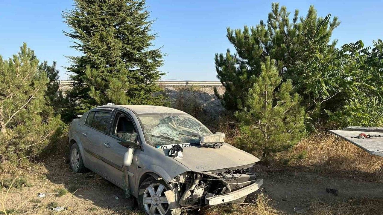 Şarampole girip ağaçlara çarpan otomobilde 4 kişi yaralandı