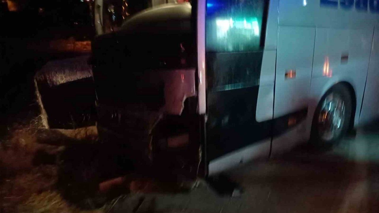 Sivas Suşehri'nde Yolcu Otobüsü ile Otomobil Çarpıştı: 3 Yaralı