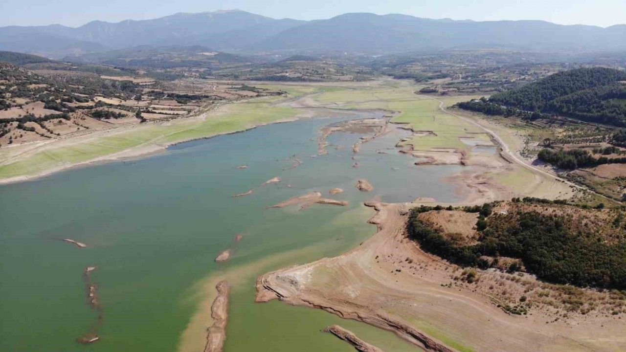 Su seviyesi yüzde 16’lara düşen Bayramiç Barajı kuruma noktasına geldi