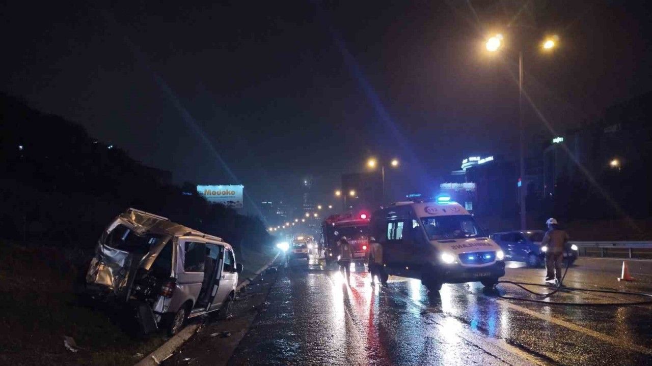 TEM Otoyolu’nda İETT otobüsü park halindeki minibüse çarptı: 2 yaralı