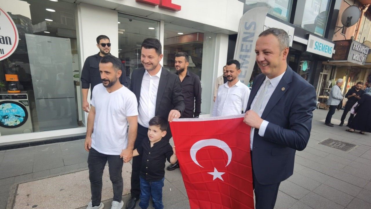 Zonguldak’ta 2 bin adet bayrak dağıtıldı