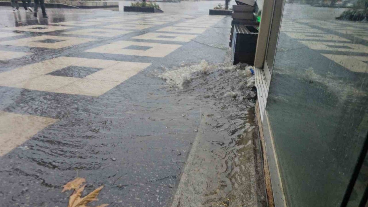 Bandırma’da şiddetli yağış hayatı olumsuz etkiledi