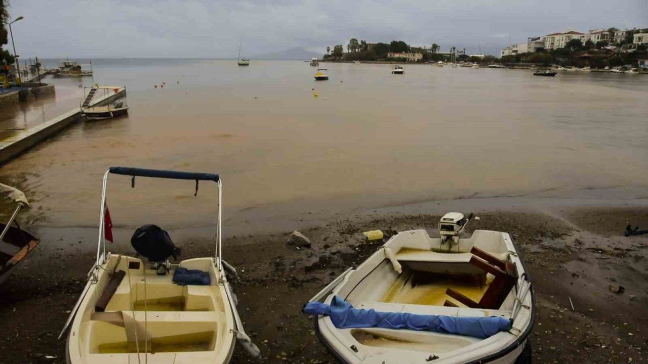 Datça’da deniz 15 dakikada çamurla kaplandı