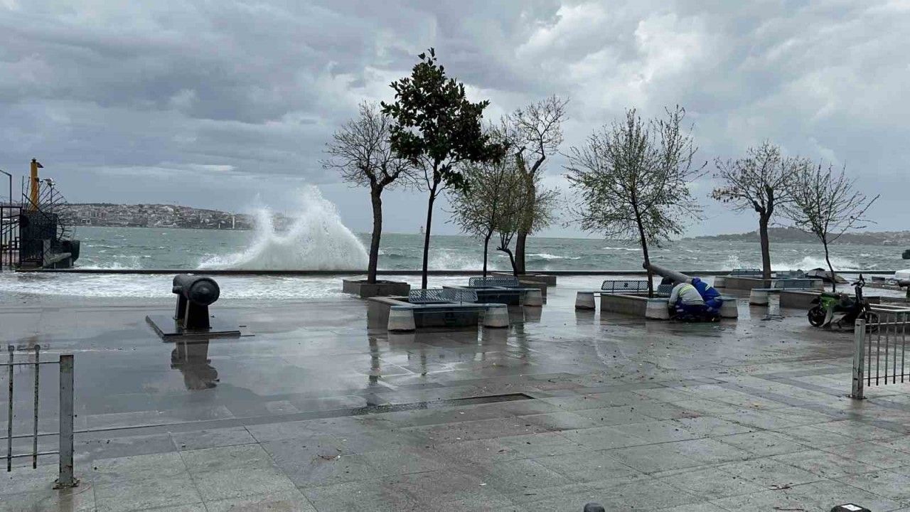 İstanbul’da fırtına: Beşiktaş sahilinde dalgalar oluştu