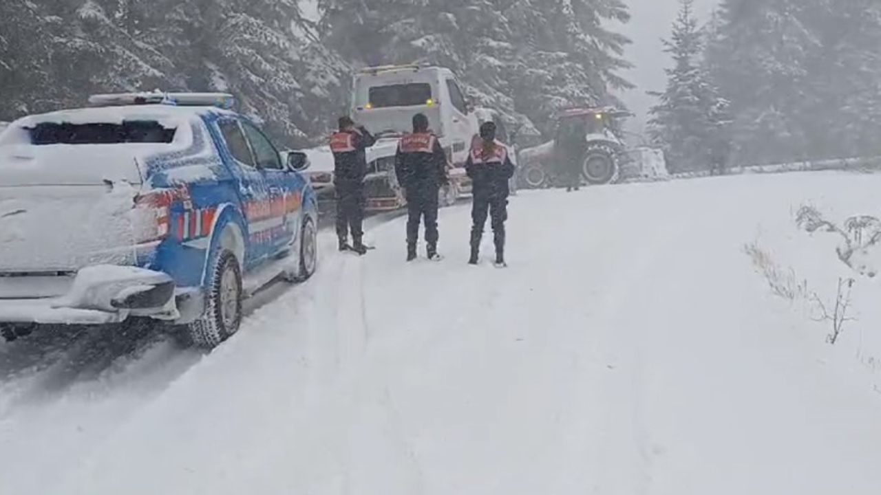 Karda yolda mahsur kalan 4 kişi ölümden döndü
