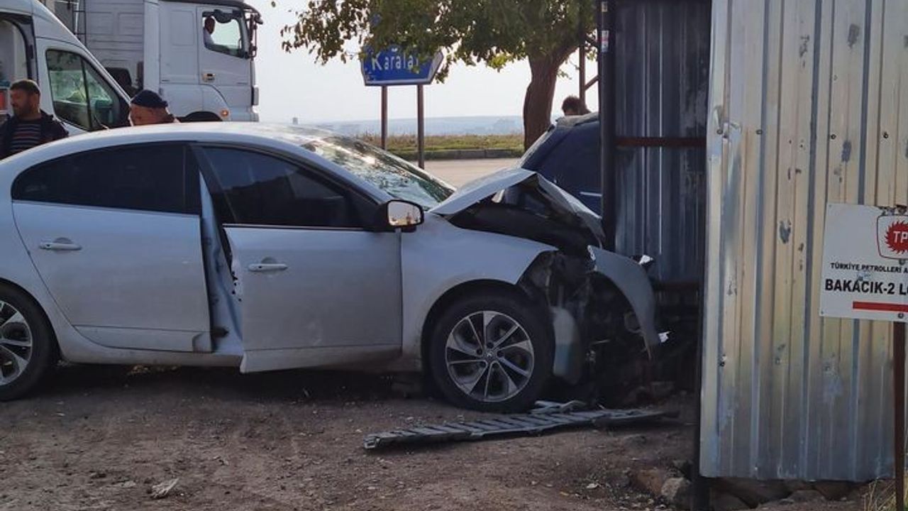 Mardin’de iki otomobil kafa kafaya çarpıştı: 3 yaralı