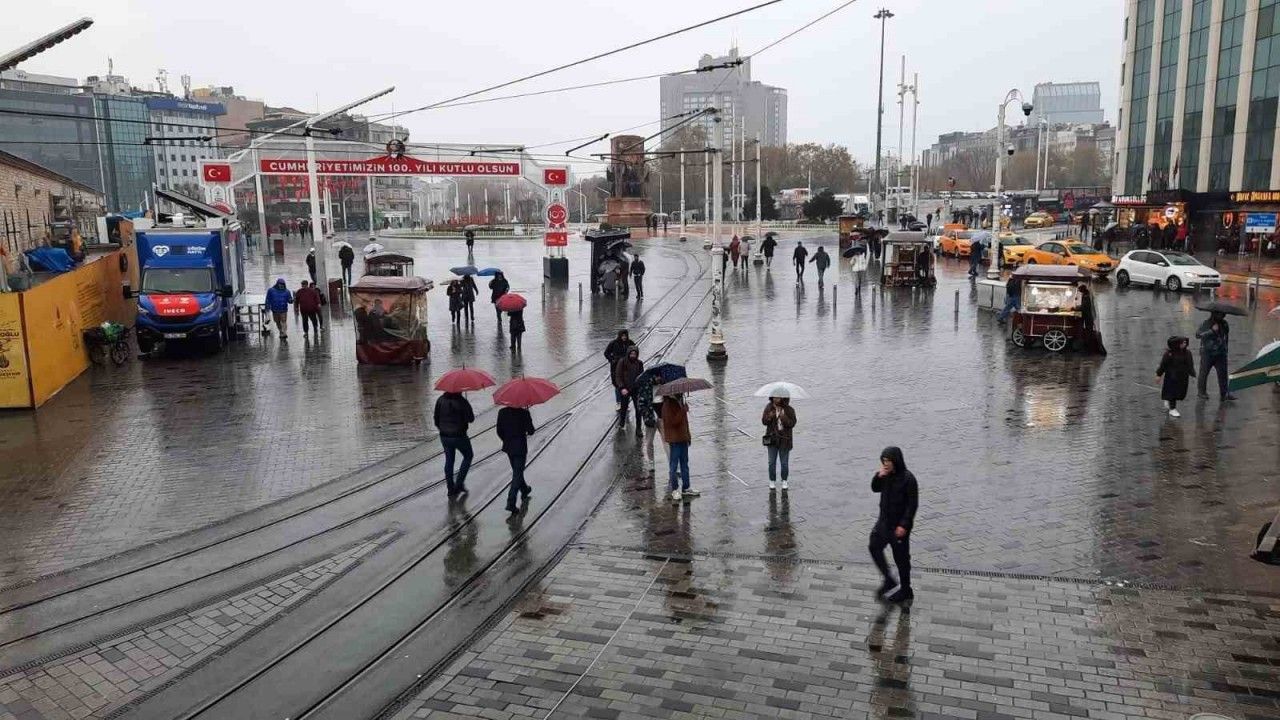 Şiddetli yağış Taksim’de vatandaşlara zor anlar yaşattı