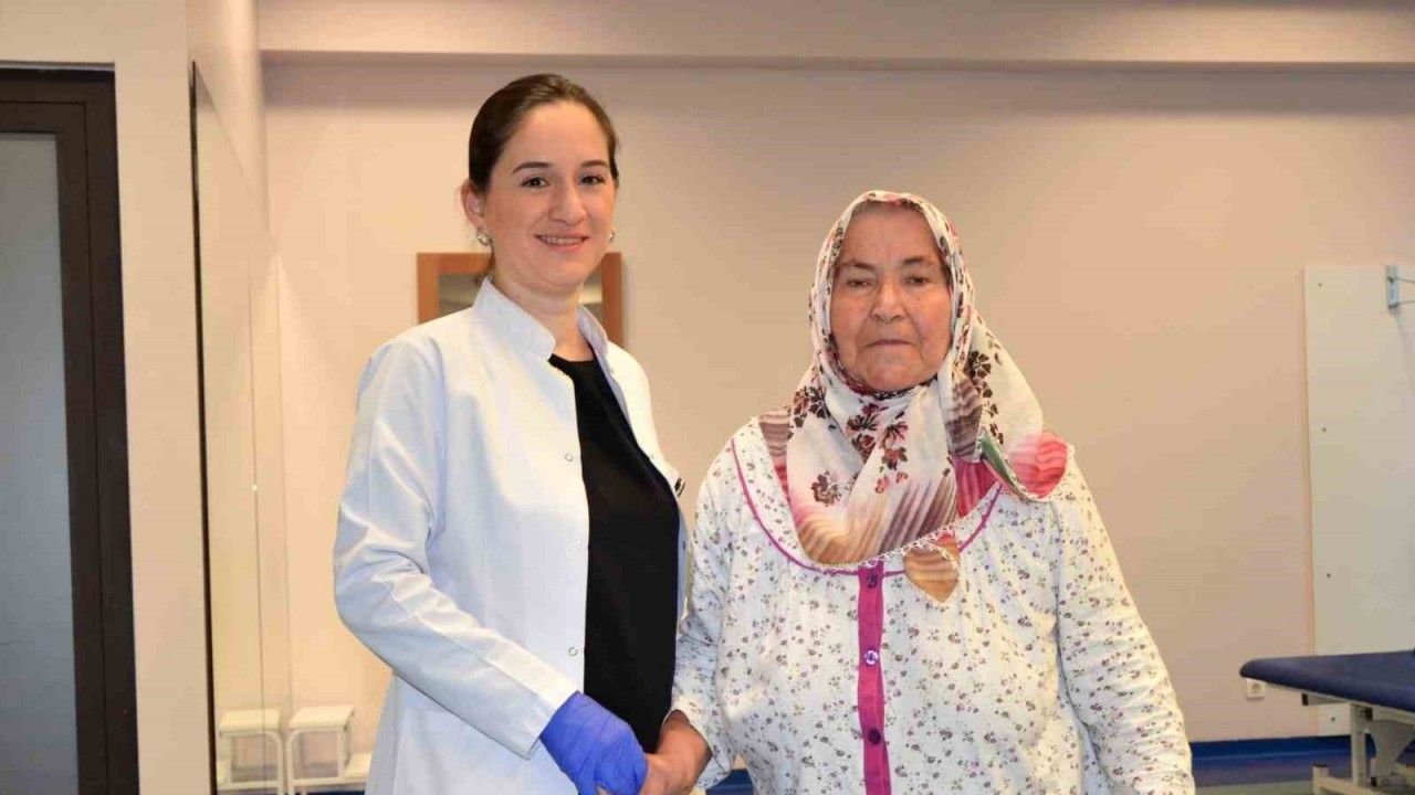 Felç sonrası yürüyemeyen kadın Medikar Hastanesinde sağlığına kavuştu